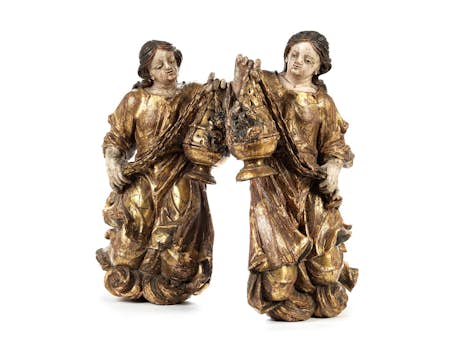 Paar geschnitzte, gefasste und in den Gewändern vergoldete Engelsfiguren